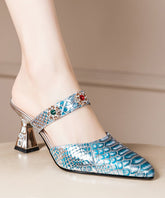 Blaue, stilvolle Sandalen mit klobigem Absatz und spitzer Zehenpartie